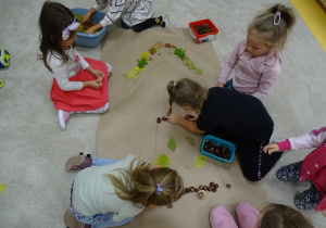 Dzieci projektują jesienne stroje, ozdabiają darami przyrody odrysowana sylwetkę