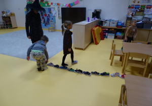 14 Buty idą coraz bliżej drzwi