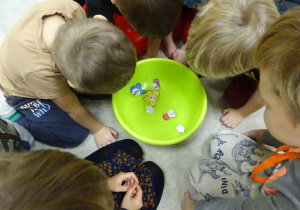 23 Dzieci obserwują rozwijające się w wodzie kwiatuszki