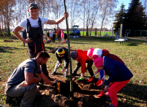 Sadzenie drzewka na 100 lecie Niepodległości