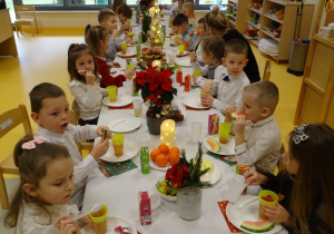 Dzieci zajadają się smakołykami