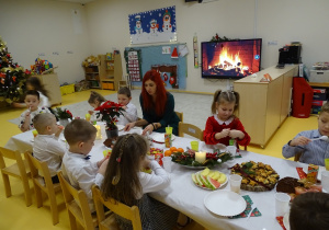 Dzieci zajadają się smakołykami