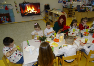 Dzieci zajadają się smakołykami