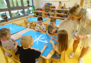 11 Dzieci malują wspólną śnieżynkę