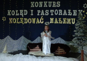 dziewczynka śpiewa