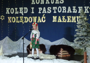 dziewczynka śpiewa