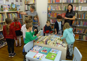 w bibliotece oglądamy książki