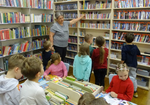 w bibliotece oglądamy książki