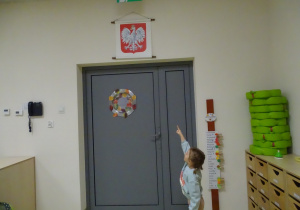 05 Dziewczynka pokazuje godło w naszej sali