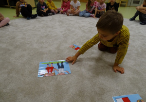 13 Chłopiec układa puzzle