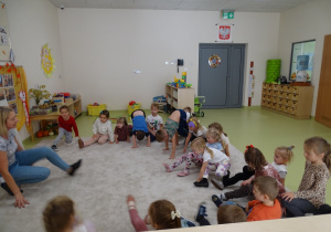 30 Dzieci z panią prezentują kroki tańca góralskiego