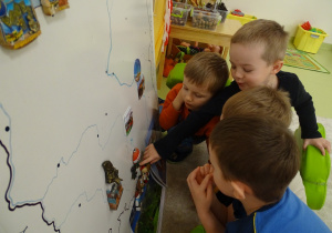 37 Chłopcy w spontanicznym oglądaniu mapy Polski