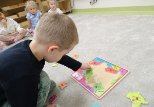 40 Chłopiec układa puzzle, mapę Polski