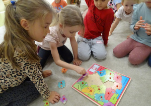 44 Dzieci układają mapę Polski z puzzli