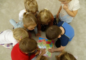 45 Dzieci układaja z puzzli mapę Polski