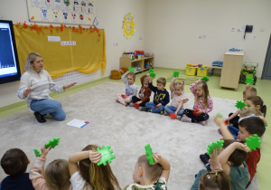 07 Dzieci reagują na pytanie pani