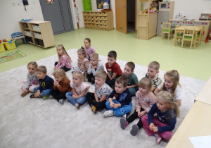 08 Dzieci z zainteresowaniem oglądają odcinek filmu edukacyjnego