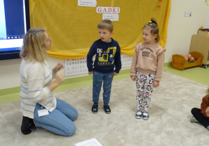 14 Dziecko i pani podczas scenki