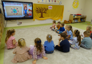 03 Dzieci oglądają film edukacyjny o prawach dziecka