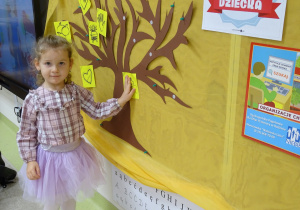 14 Dzieci zawieszają symbole na drzewie praw dziecka