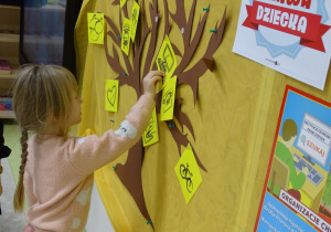 17 Dzieci zawieszają symbole na drzewie praw dziecka