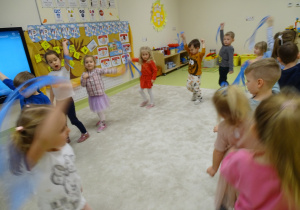 21 Dzieci tańczą z niebieskimi wstążkami do piosenki o prawach dziecka