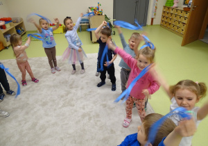 23 Dzieci tańczą z niebieskimi wstążkami do piosenki o prawach dziecka