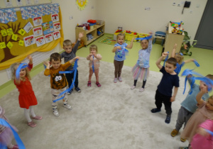 24 Dzieci tańczą z niebieskimi wstążkami do piosenki o prawach dziecka