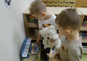 09 Chłopcy odnależli ślad misia i zadanie