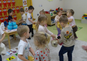 23 Dzieci tańczą z misiami