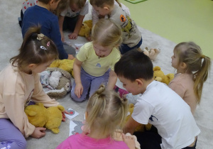 26 Dzieci układają sylwetę misia z części