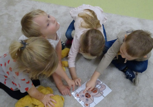 27 Dzieci układają sylwetę misia z części