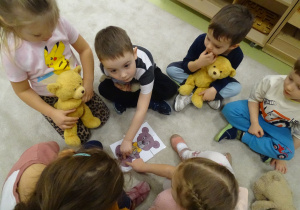 28 Dzieci układają sylwetę misia z części
