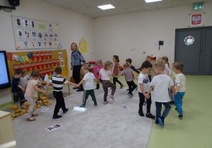 31 Tańczymy pomiędzy misiami