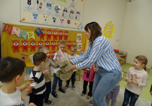 32 Dzieci witają się z misiem