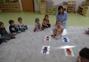 37 Dziewczynka dopasowuje symbole pór roku do strojów misiów