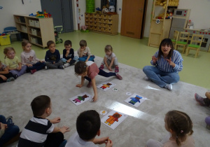 40 Dziewczynka dopasowuje symbole pór roku do strojów misiów
