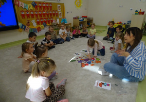 42 Dziewczynka ubiera misia według wzoru