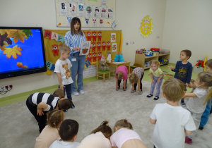 44 Dzieci bawią się zgodnie z poleceniem misia