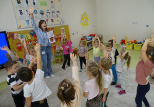 45 Dzieci unoszą ręce do góry
