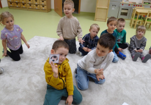 07 Chłopcy pokazują wylosowane obrazki