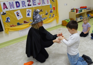 12 Chłopiec podczas wróżby z sercem