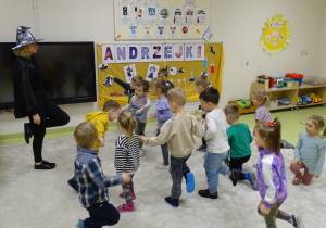 20 Dzieci stoją na jednej nodze