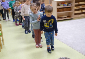 27 Dzieci podczas zabawy w studnię