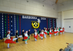 13 Dzieci tańczą z kolorowymi chustkami
