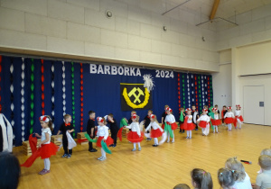 14 Dzieci tańczą z kolorowymi chustkami