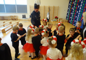 41 Pan Górnik częstuje dzieci słodyczami