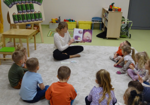 06 Pani bibliotekarka czyta dzieciom książkę i pokazuje ilustracje
