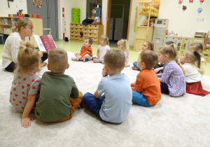 09 Dzieci słuchają czytanego tekstu i patrzą na obrazki