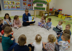 01 Pani bibliotekarka prezentuje dzieciom książkę